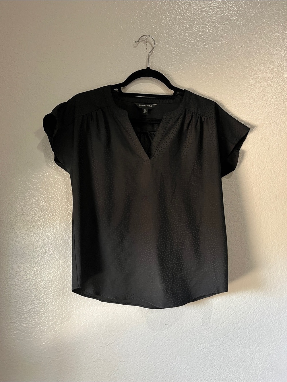 Ann Taylor Black Short-Sleeve V-Neck Polka dot Blouse Sz XS Lightweight TC0081